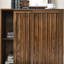 Buffet spacieux Mid-Century. Bandes décoratives en bois massif, 2 portes coulissantes. Pour le couloir, la salle à manger. , Armoire de rangement à finition noyer, Portes avec ornements, Pour le salon, la cuisine, la salle à manger, le vestibule,