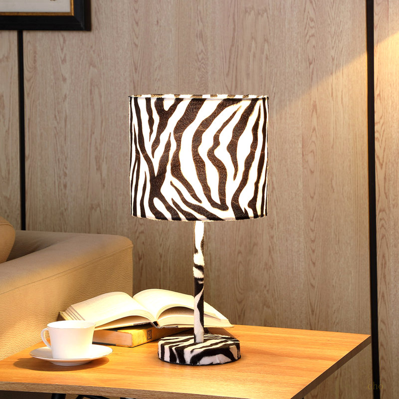 Lampe de table 19,25 po en faux suède et zèbre en métal
