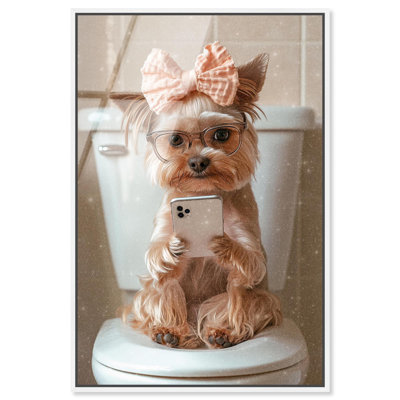 «Mignon Yorkie sur la toilette», art mural en verre acrylique ultra-brillant encadré par Art Remedy, cadre blanc, 20 x 30