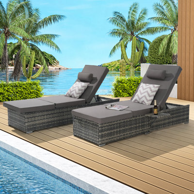 Ensemble de 2 chaises longues d'extérieur avec chaises de piscine de patio pour le rangement, chaises longues de bronzage pour l'extérieur, fauteuils inclinables en rotin de plage avec dossier réglable, table, coussin pour le jardin près de la piscine