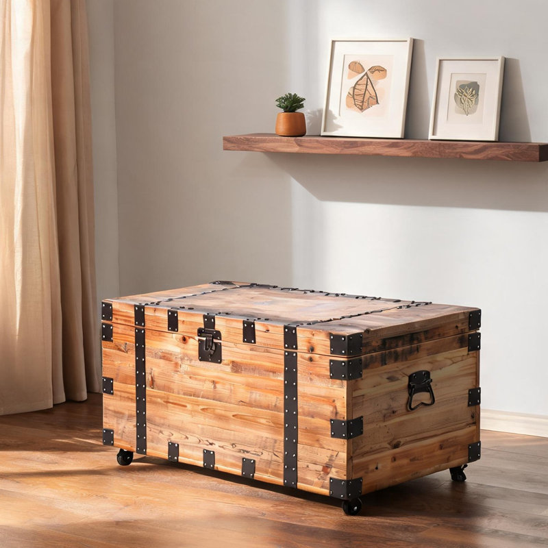 Table basse de coffre en bois massif aux tons naturels avec rangement roulant, style industriel rétro pour le salon