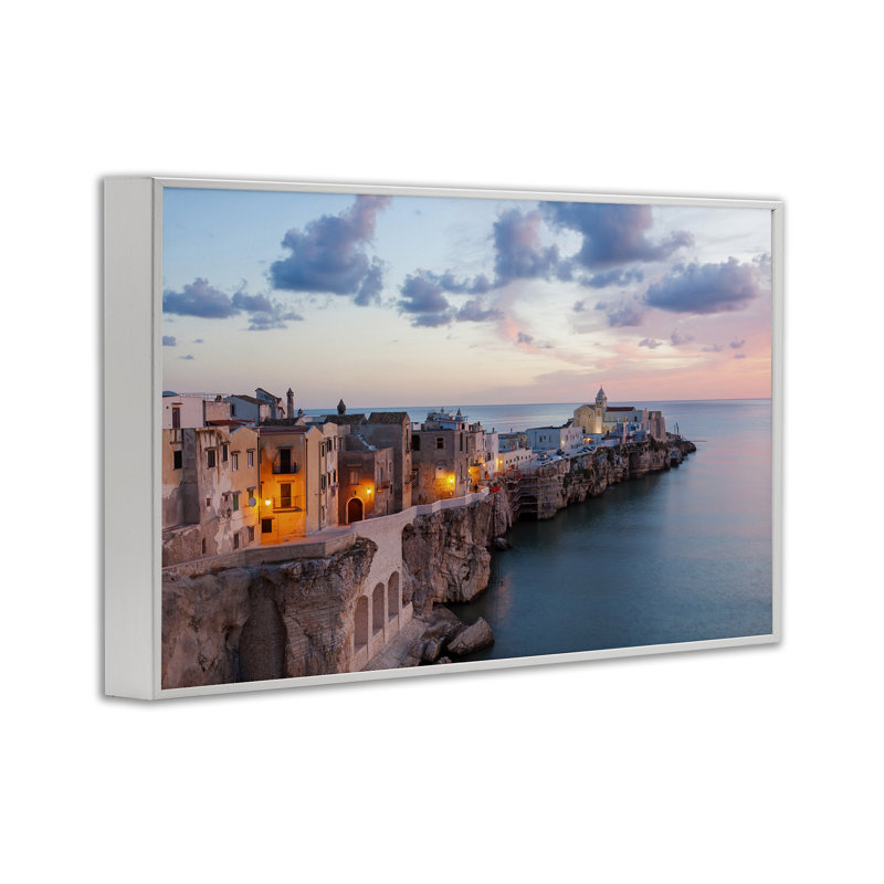 Coastal City Architecture, estampe numérique par Danita Delimont, Estampe numérique encadrée blanc bord de mer