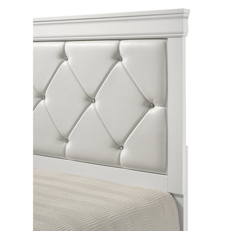 Lit double à panneau en bois pleine grandeur avec tête de lit tapissier et capitonnage à boutons blanc pour une chambre confortable