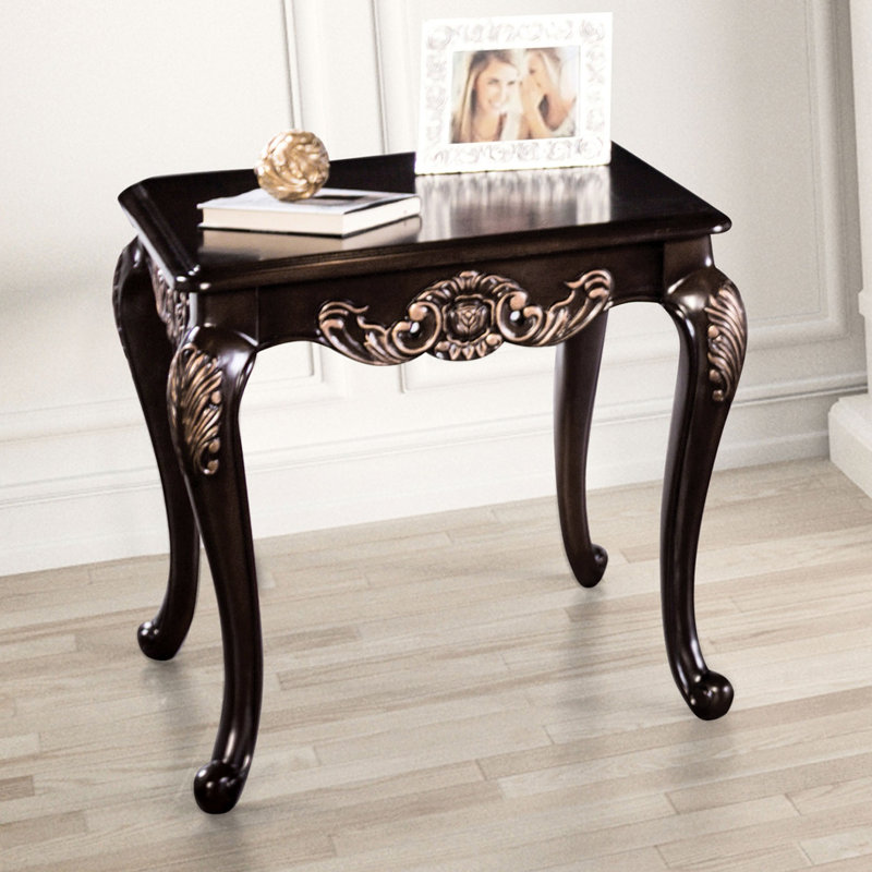 1 table de bout de style traditionnel avec finition cerisier foncé, bois massif, pieds et accents décoratifs, l 28,5 po x P 26,5 po x H 24,5 po, cerise carrée, détails dorés, détails,