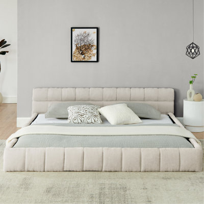 Lit plateforme très grand avec revêtement en tissu beige et tête de lit confortable, pièce de chambre contemporaine à structure rembourrée en chenille épaisse