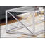 Élégante table basse en verre trempé transparent avec base en métal chromé, parfaite pour les salons modernes et spacieux.
