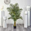 Palmier artificiel dans un pot-641199116