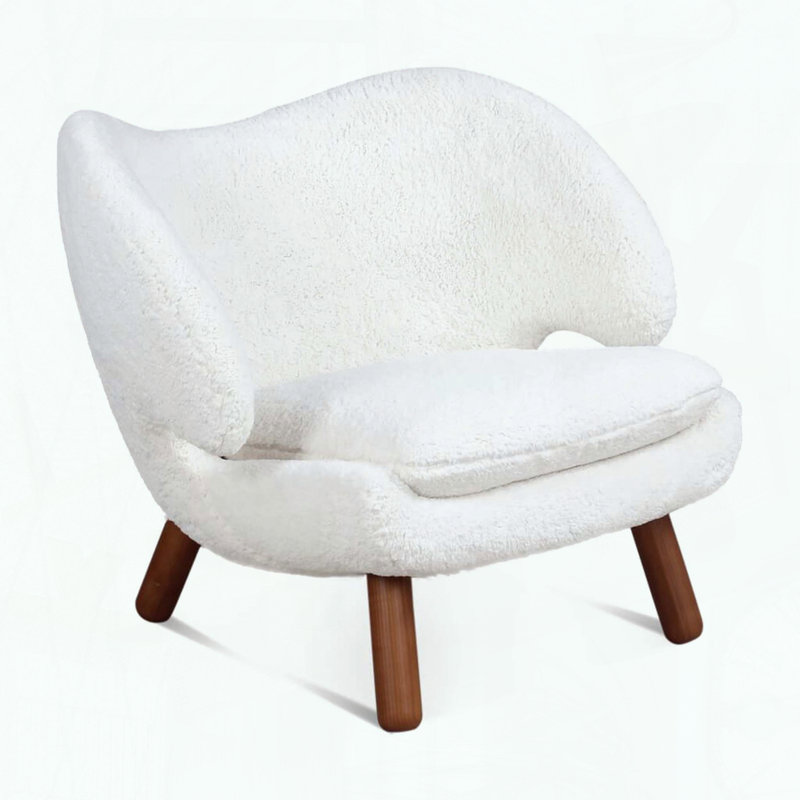 Chaise Pelican, revêtement en sherpa et pieds en bois massif