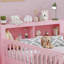 Lit plateforme rose simple avec garde-corps, tête de lit et tiroirs de rangement, cadre de chambre d'enfant-646551085