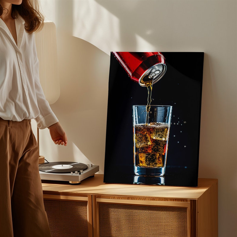 Toile, gros plan, capture d'une canette de soda rouge éclatante, art mural incliné versant une cascade de cola pétillante