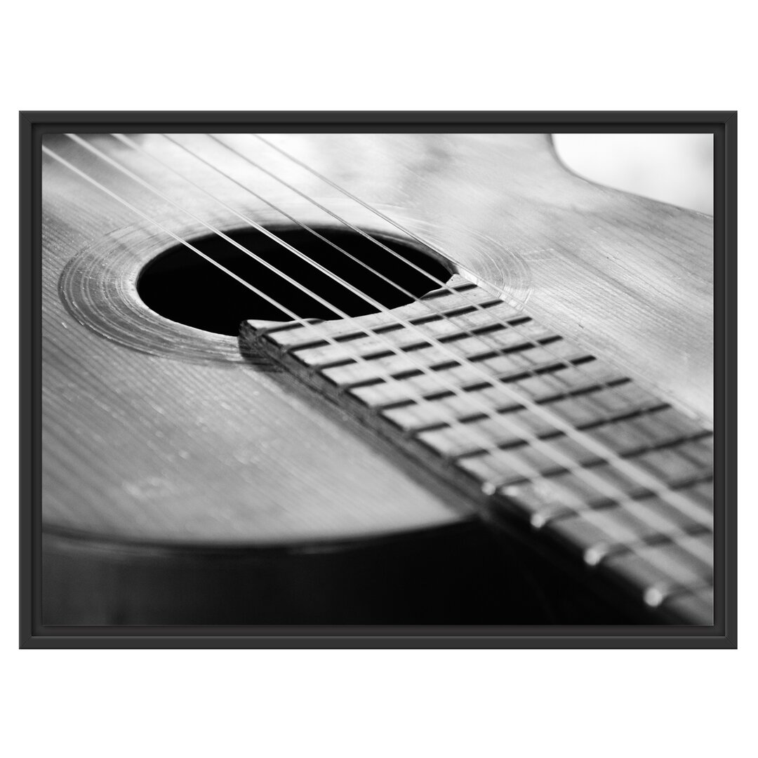 Gerahmtes Wandbild Gitarrensaiten am Schallloch