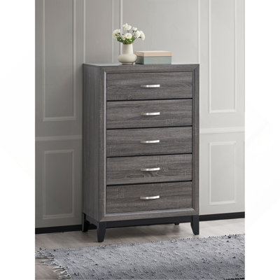 La commode et la commode avec une finition en bois et des poignées métalliques minces maximisent l'espace vertical pour le rangement dans la chambre à coucher moderne