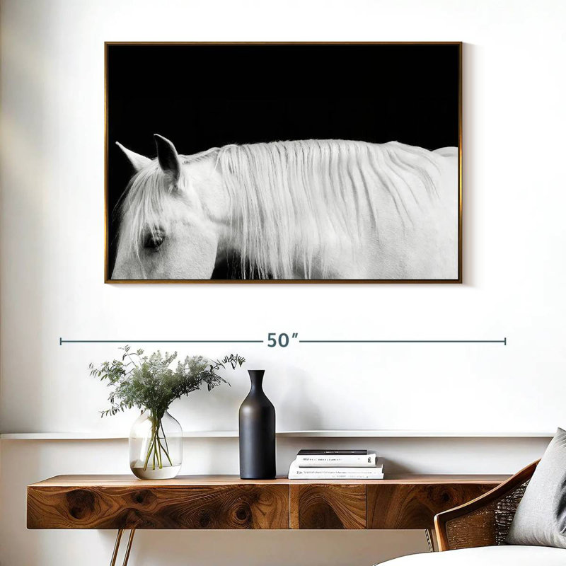 Blanc sur noir I, Cadre flottant doré, 40 po x 27 po