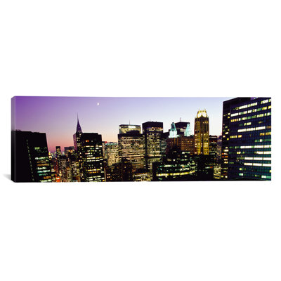 Bâtiments illuminés au crépuscule, Manhattan, New York, État de New York - reproduction d'art sur toile tendue