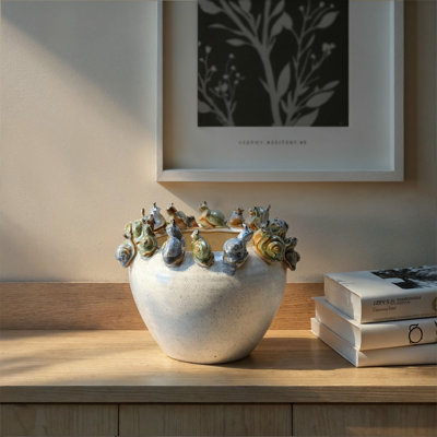 Pot à fleurs en grès avec escargots 3D sur rebord dans un glacis réactif moucheté