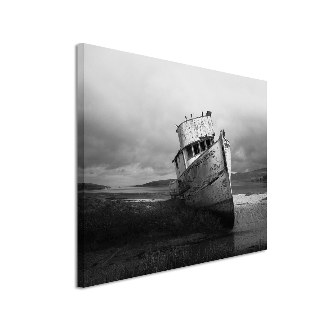 Leinwandbild „Gestrandetes Fischerboot“, Fotodruck