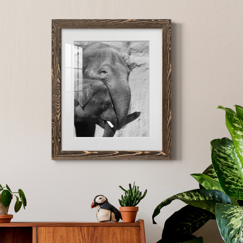 Tender Moment - Photographie avec cadre photo, Encadré de bois de noyer, H 20 po x l 17 po x P 1,5 po
