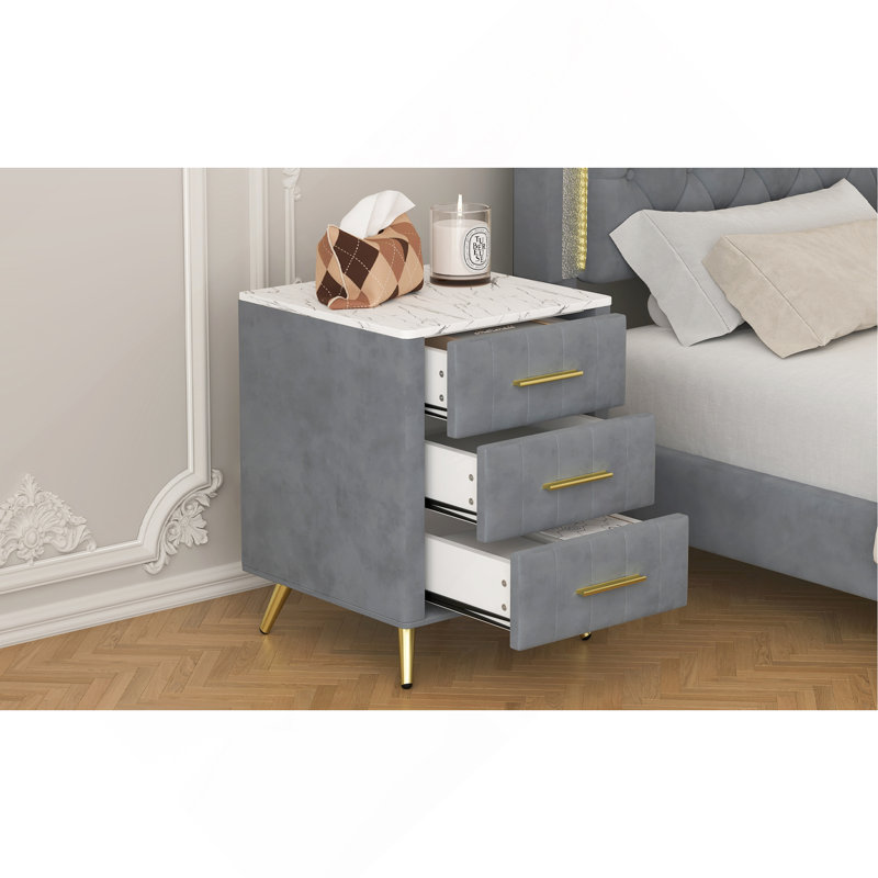 Table de chevet rembourrée en bois avec 3 tiroirs, pieds en métal et plan de travail en marbre pour un rangement élégant dans la chambre à coucher
