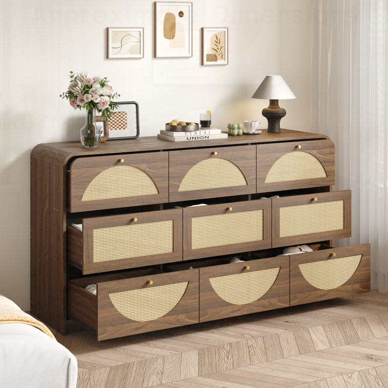 Commode 9 tiroirs avec façade en rotin, large commode en panneau de particules pour un rangement moderne, robuste et spacieuse pour les chambres et les salons.