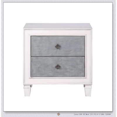 Table de chevet à finition rustique avec beaucoup de rangement, alliant charme classique et fonctionnalité moderne pour une chambre confortable.