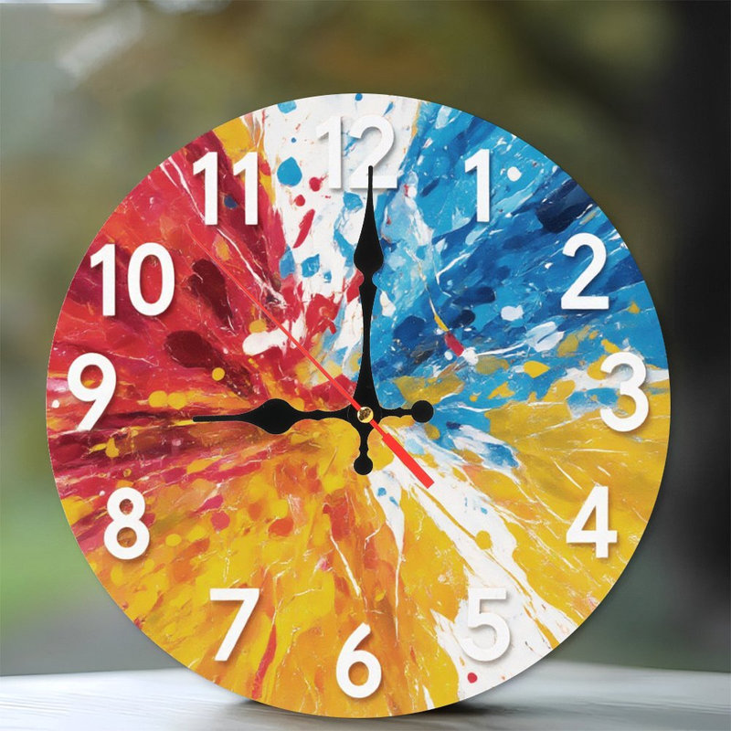 Horloge avec éclaboussures de peinture