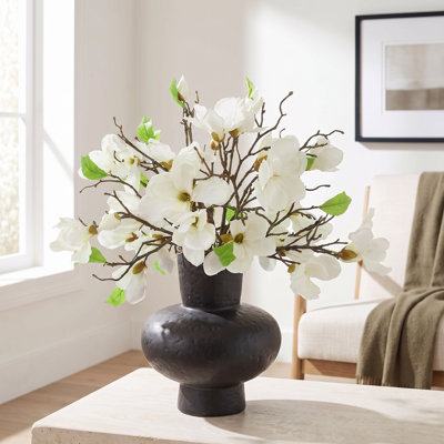 Magnolias disposés dans un pot en céramique