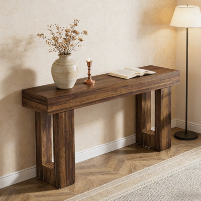 Table de canapé d'entrée en bois rustique, durable et polyvalente pour un décor champêtre et une utilisation fonctionnelle.