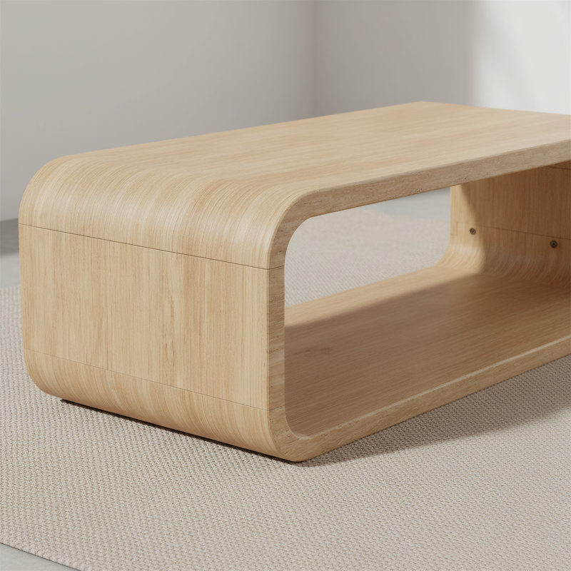 Table basse courbée en bois clair avec espace de rangement ouvert