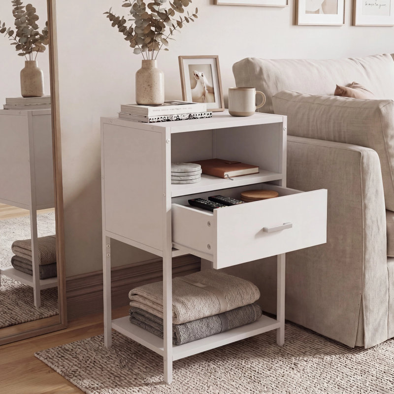 Table de bout, H 25,6 po x l 15,7 po x P 11,8 po, Noyer