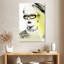Femme Leisha avec des lunettes-108383880