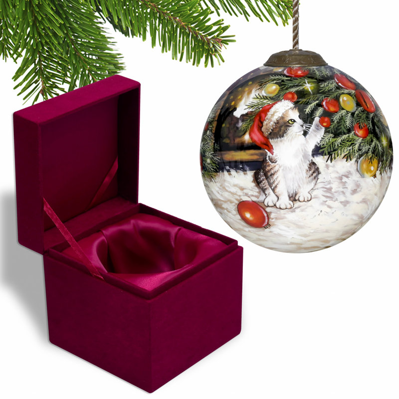 Ornement boule chaton sous l'arbre de Noël
