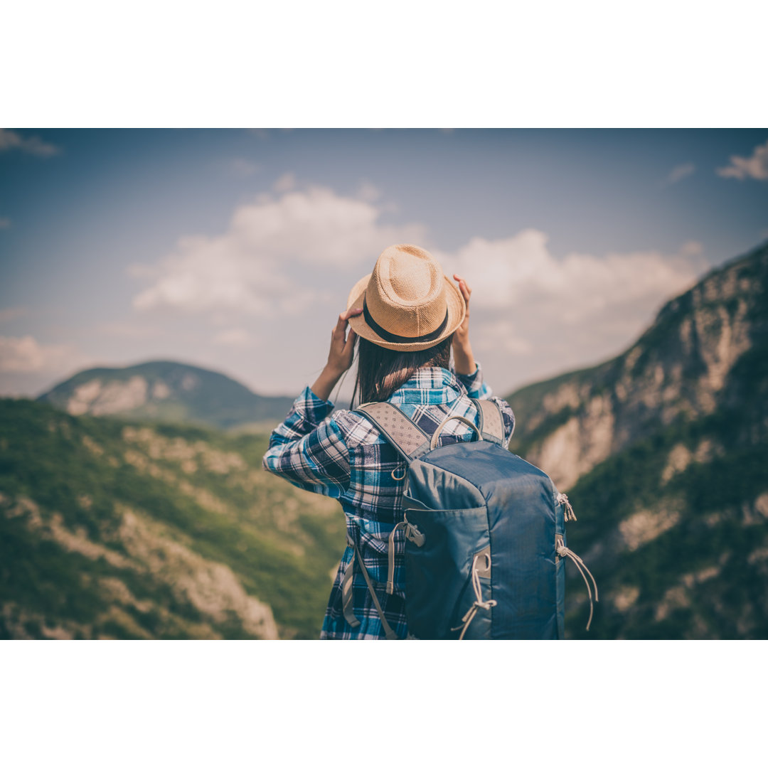 Woman Mountain Hiker von Eclipse_images - Kunstdrucke auf Leinwand ohne Rahmen