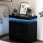 Table de chevet noire avec prises de courant et lumières à DEL pour l'extrémité de la chambre à coucher avec caractéristiques de charge-125549273
