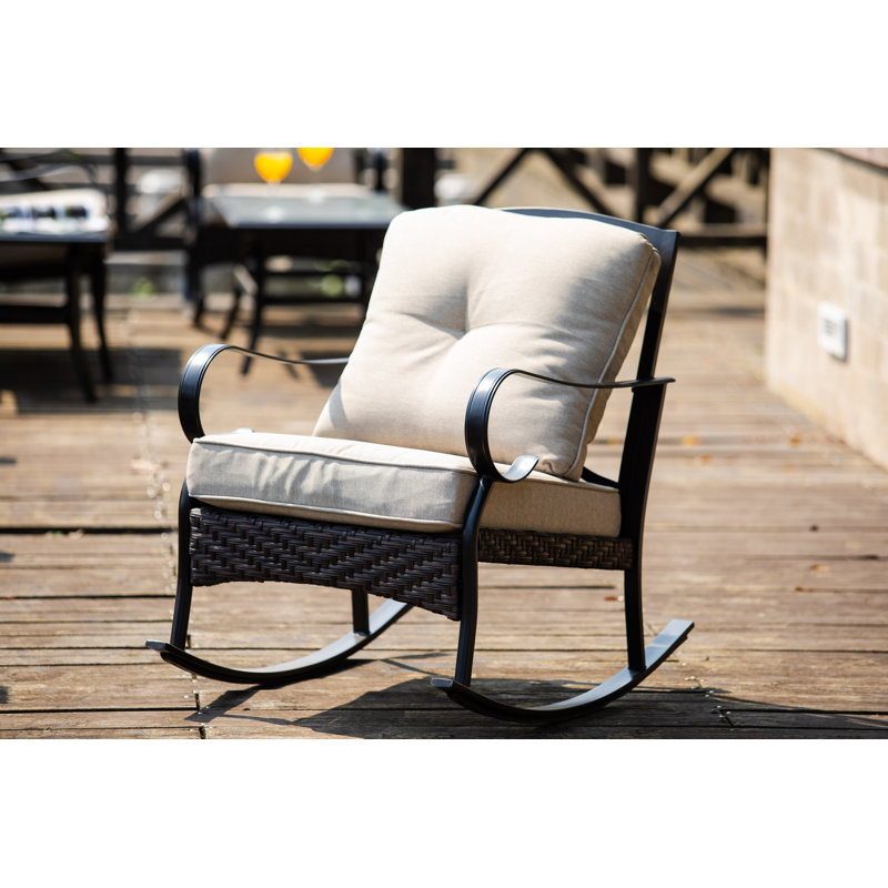 Chaise berçante de patio avec coussins