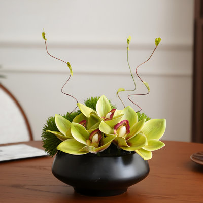 Ornements de fleurs simulées