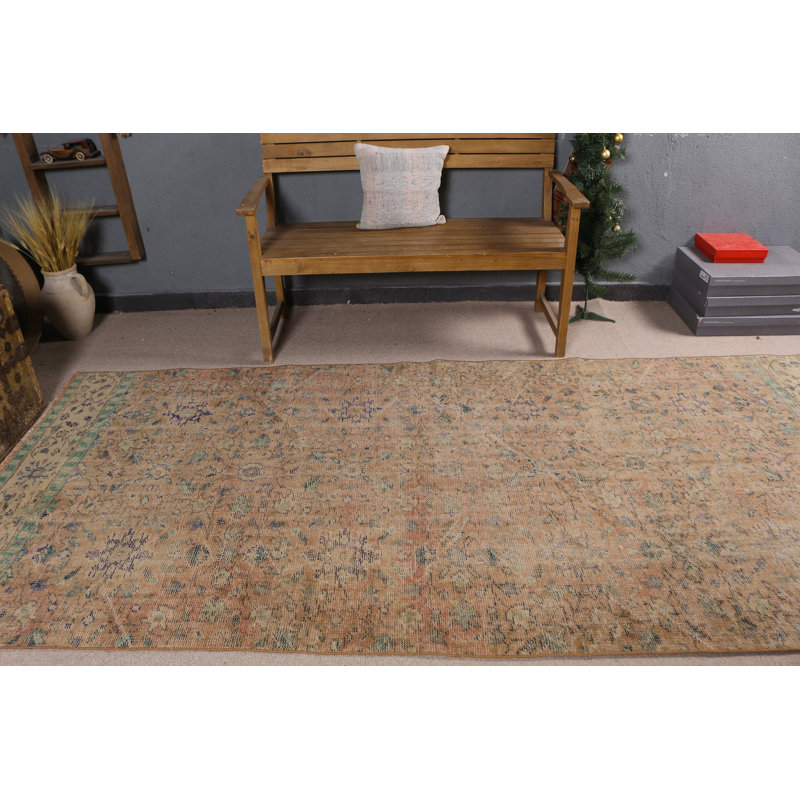 Tapis traditionnel turc idéal pour rehausser l'élégance de votre décor de salon