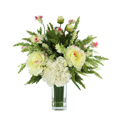 Faux arrangement de magnolia et d'hortensias dans un vase