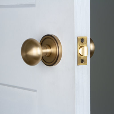 Grandeur Georgetown Rosette Privacy with Fifth Avenue Door Knob