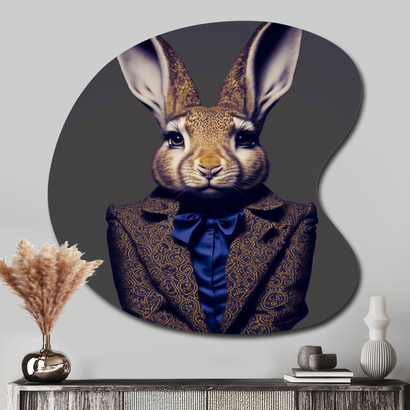 Art mural asymétrique en forme de lapin fantaisie dans un costume bleu, H 33 po x l 33 po