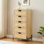 Commode à 5 tiroirs en rotin, grande commode en bois naturel avec finition en chêne, armoire de rangement pour vêtements et accessoires Boho, noir et chêne-100662356