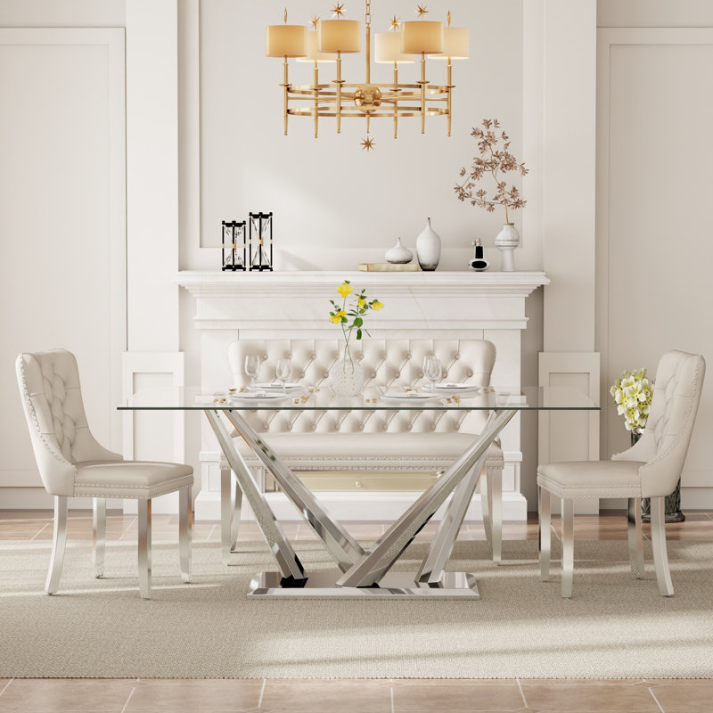 Ensemble de salle à manger rectangulaire de luxe en verre avec 4 à 6 chaises et banc capitonnés en velours et garniture cloutée.