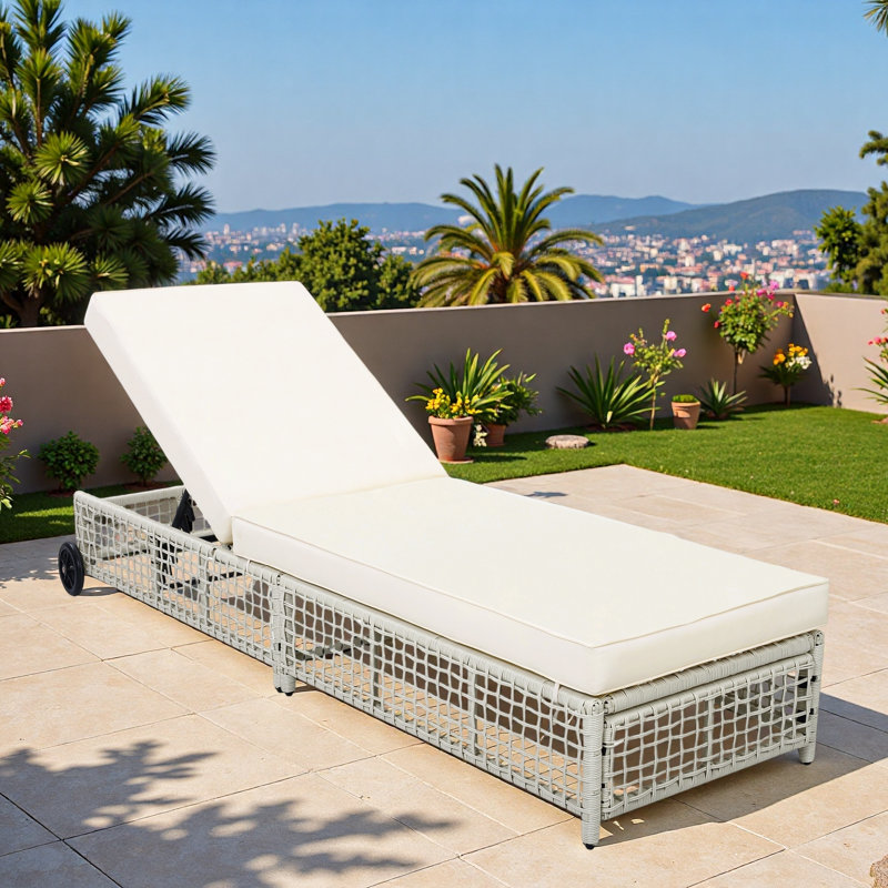 Chaise longue d'extérieur avec dossier à 5 positions, structure en rotin renforcé, repose-pieds réglables et roues mobiles