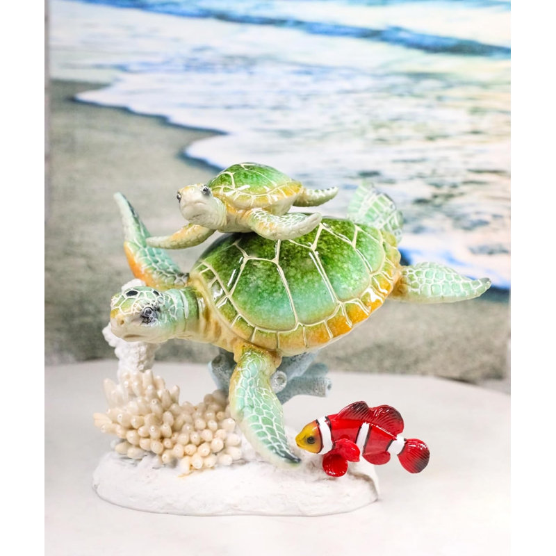 Figurine de tortue de mer verte nageant près d'un anémone de mer