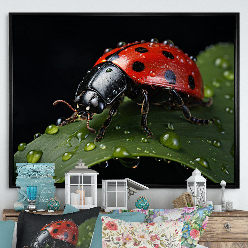 Red Ladybug Portrait I - Animals Wall Art Living Room, H 34 po x l 44 po x P 1,5 po, Cadre flottant noir