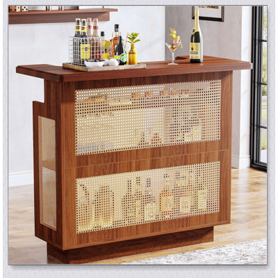Meuble-bar de style champêtre en rotin avec quatre niveaux de rangement et supports à verres à pied pour des espaces de réception élégants.