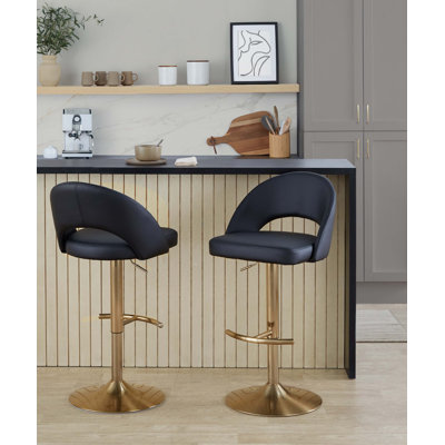 Tabouret de bar pivotant réglable avec structure en métal doré, siège en similicuir noir et repose-pieds arrondi en T - ensemble de 2.