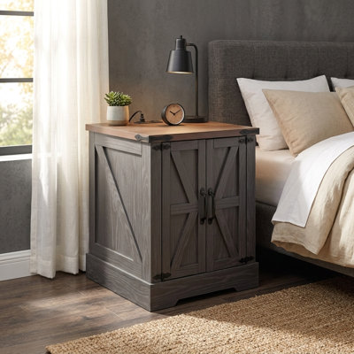 Table de bout Farmhouse avec station de charge, table de chevet rustique avec portes de grange et armoire de rangement pour le salon de la chambre à coucher