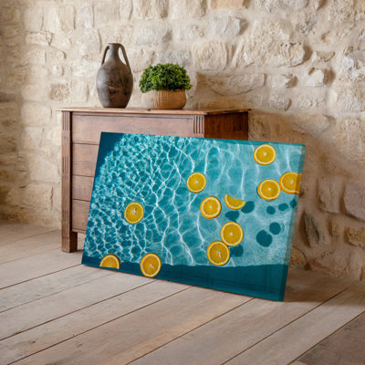 Toile, une scène d'été vibrante mettant en vedette des tranches orange vives flottant sur un mur, art de la surface d'une piscine turquoise transparente