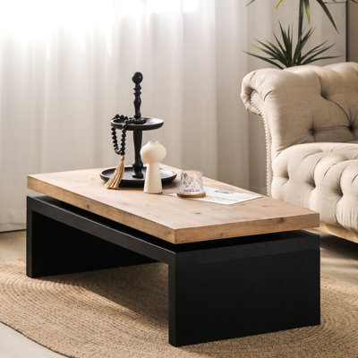 Table de salon à 2 niveaux en bois naturel et noir, maximisant l'espace café patiné pour un style éclectique
