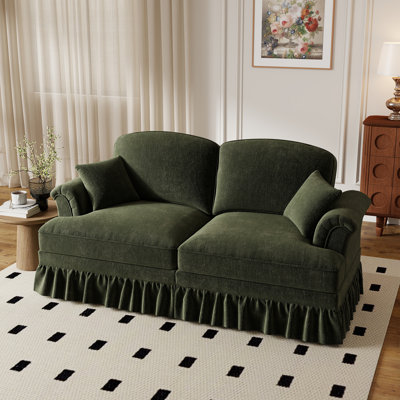 Élégant canapé deux places surdimensionné Mid-Century avec accoudoirs évasés, jupes amovibles et pieds fuselés, idéal pour le confort du salon